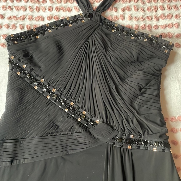 Elegant black BCBG MAXAZRIA full-length formal gown. Size 10 - Picture 2 of 10